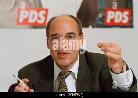Gregor Gysi, leader del partito parlamentare PDS, ha rilasciato un'intervista agli uffici del partito parlamentare PDS a Berlino. [traduzione automatizzata] Foto Stock