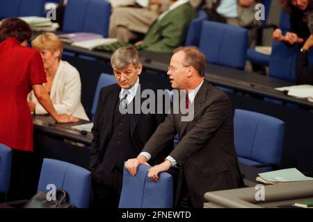 16 SETTEMBRE 1999, BERLINO/GERMANIA: Joschka Fischer, B90/Partito Verde, Ministro federale dell'interno, e Rudolf Scharping, SPD, Ministro federale della difesa, prima dell'inizio del dibattito del Bundestag "Legge sul bilancio 2000", Plenaria, Bundestag tedesco [traduzione automatizzata] Foto Stock