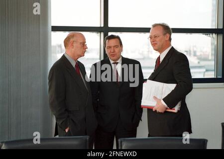 Peter Struck, SPD, leader del partito parlamentare, Cancelliere Gerhard Schröder, SPD, E Rudolf Scharping, SPD, Ministro federale della difesa, in conversazione, prima dell'inizio della riunione del Comitato esecutivo SPD presso la Casa del marchio Willi a Berlino. [traduzione automatizzata] Foto Stock