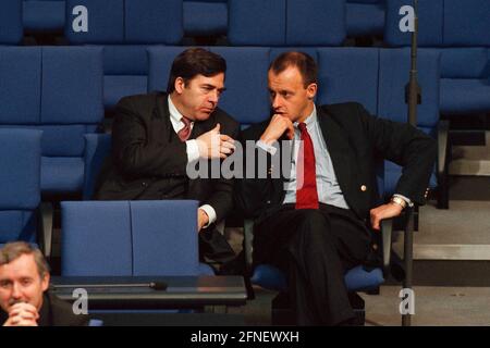 Siegmar Mosdorf, SPD, Segretario di Stato parlamentare del Ministero federale dell'economia, in conversazione con Friedrich Merz, CDU, Vice Presidente del gruppo parlamentare CDU/CSU del Bundestag, nel corso del dibattito sul progetto di legge per la ristrutturazione del bilancio. [traduzione automatizzata] Foto Stock