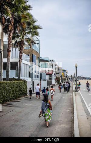 I turisti camminano su un vicolo sul lungomare in Pacific Park, Santa Monica, Los Angeles, California, USA, Stati Uniti Foto Stock