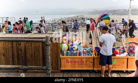 I turisti camminano su un vicolo sul lungomare in Pacific Park, Santa Monica, Los Angeles, California, USA, Stati Uniti Foto Stock