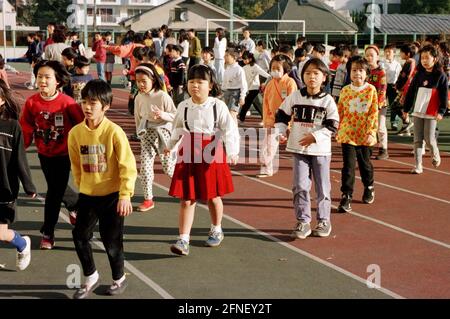 Prima che le lezioni inizino, gli studenti di una scuola di Tokyo si allineano nel cortile. [traduzione automatizzata] Foto Stock