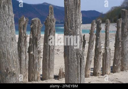 Vista dalla penisola di Zwergern al Walchensee con livello dell'acqua molto basso. [traduzione automatizzata] Foto Stock