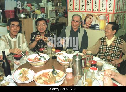 Uomini che mangiano in un ristorante di pesce a Nara, Okinawa. [traduzione automatizzata] Foto Stock