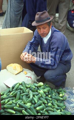 Cetriolo venditore al mercato di Mediasch con uno spuntino. [traduzione automatizzata] Foto Stock