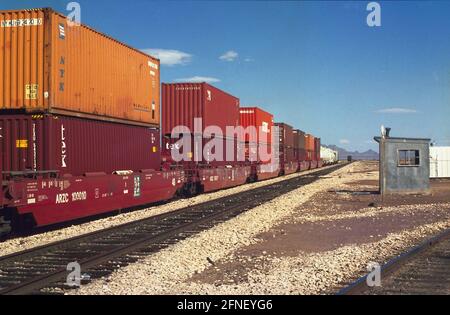 Un treno di container parcheggiato nel deserto vicino al confine con l'Arizona. [traduzione automatizzata] Foto Stock