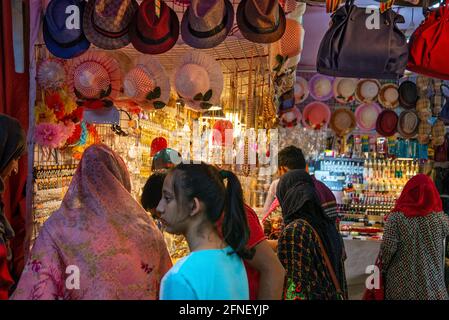 I visitatori si affollano alla Khulna International Trade Fair, che si tiene per un mese, presso la Khulna Circuit House di Khulna, Bangladesh. Foto Stock