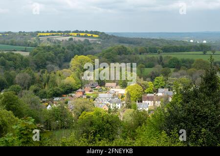 Vista sul villaggio di Selborne dalla cima del sentiero a zig-zag (zigzag) fino a Selborne Hanger durante maggio, Hampshire, Inghilterra, Regno Unito Foto Stock