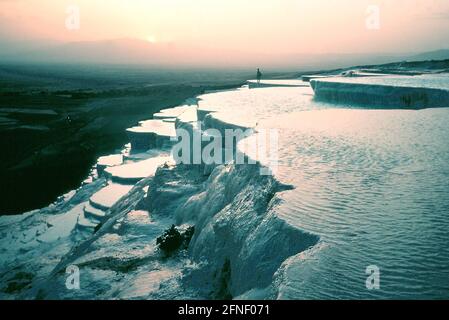 Le terrazze sinterizzate di Pamukkale nell'Anatolia occidentale. [traduzione automatizzata] Foto Stock