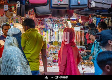 I visitatori si affollano alla Khulna International Trade Fair, che si tiene per un mese, presso la Khulna Circuit House di Khulna, Bangladesh. Foto Stock