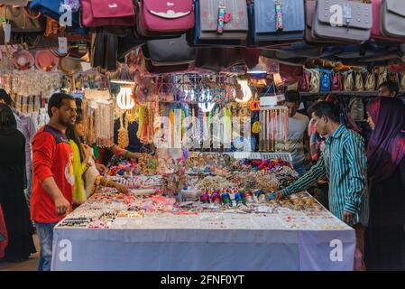 I visitatori si affollano alla Khulna International Trade Fair, che si tiene per un mese, presso la Khulna Circuit House di Khulna, Bangladesh. Foto Stock