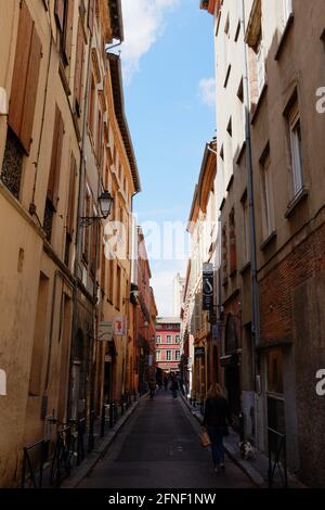 Persone che camminano in una vecchia piccola strada a Tolosa, alta Garonna, Occitanie, Sud della Francia Foto Stock