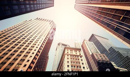 Estate in città, guardando i grattacieli contro il sole, colore tonato immagine, New York, Stati Uniti. Foto Stock
