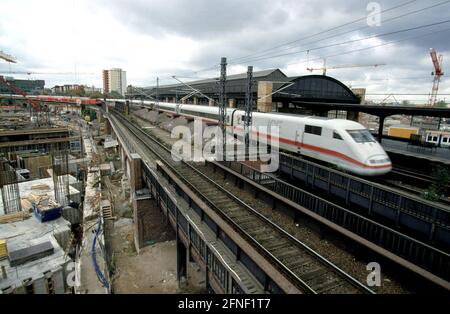 Cantiere Lehrter Bahnhof a nord di Spreebogen, nel quartiere Tiergarten di Berlino. Nel 2004, la più grande stazione ferroviaria europea per i passeggeri è prevista per iniziare le operazioni qui. La stazione a lunga distanza collegherà quindi la ferrovia urbana est-ovest di Berlino con l'asse nord-sud, che in parte corre in metropolitana. Al centro della foto si trova la stazione della S-Bahn "Lehrter Stadtbahnhof", che verrà demolita alla fine dell'anno 2000. [traduzione automatizzata] Foto Stock