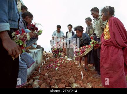 Parenti e lutto hanno sparso fiori sulla tomba di un anziano negli altipiani di Timor Est (distretto di Ermera) dopo i funerali. [traduzione automatizzata] Foto Stock