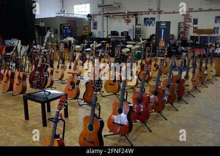 Una grande collezione di chitarre si è schierata in un negozio di musica a Tolosa, Haute-Garonne, Occitanie, Francia meridionale Foto Stock