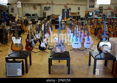 Una grande collezione di chitarre si è schierata in un negozio di musica a Tolosa, Haute-Garonne, Occitanie, Francia meridionale Foto Stock