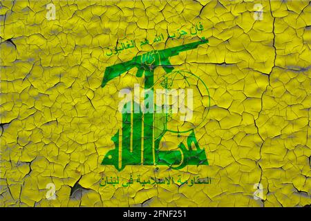 Bandiere Hezbollah dipinte su pareti di cemento fessurato Foto Stock