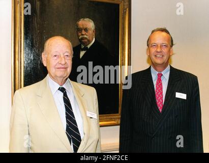 Il capo della società August Oetker (destra, * 1944) e suo padre Rudolf August Oetker (* 1916), qui di fronte ad un ritratto del fondatore della società August Oetker, bisnonno dell'attuale capo della società e sviluppatore di lievito in polvere. [traduzione automatizzata] Foto Stock