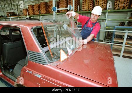 Un operatore smonta il finestrino posteriore su un'auto da rottamare.n [traduzione automatizzata] Foto Stock