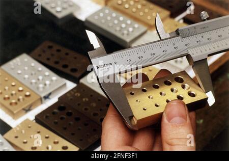 Nuovo lavoro di formazione: Tecnico meccatronico. Da settembre 98, i tirocinanti possono imparare la professione di tecnico meccatronico come un misto tra tecnico elettronico e meccanico.nHere: Formazione di tecnico meccatronico presso lo stabilimento di Osram a Berlino. [traduzione automatizzata] Foto Stock