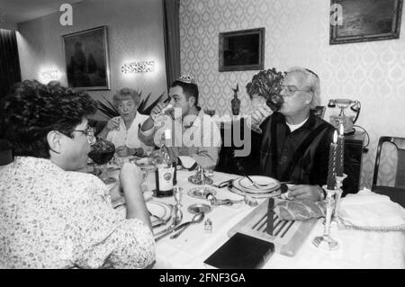 Shabbat (venerdì dal tramonto) viene celebrato nella famiglia ebraica con un tavolo decorato in modo festivo e un pasto kosher. [traduzione automatizzata] Foto Stock