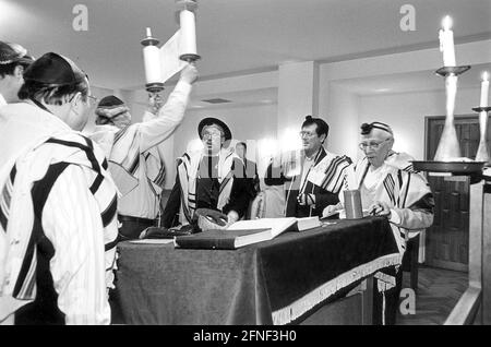 Un capo di preghiera legge dalla Torah che contiene i cinque libri di Mosè al servizio del mattino nella sinagoga. [traduzione automatizzata] Foto Stock