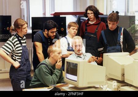 Nuovo lavoro di formazione: Tecnico meccatronico. Da settembre 98, i tirocinanti possono imparare la professione di tecnico meccatronico come un misto tra tecnico elettronico e meccanico.nHere: Formazione di tecnico meccatronico presso lo stabilimento di Osram a Berlino. [traduzione automatizzata] Foto Stock