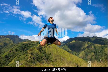 Trekker volando sul paesaggio naturale di montagna. Divertente concept foto. Viaggi turistici attraverso le montagne. Foto di vacanze in luoghi bellissimi. Trac Foto Stock