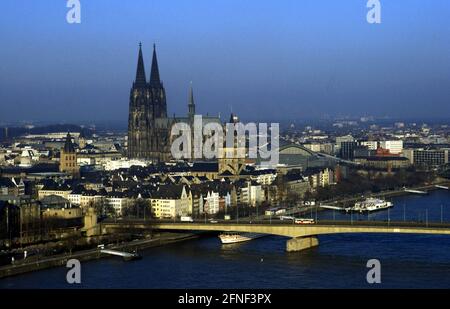 Vista panoramica dalla cima del molo del ponte Severinsbrücke, 70 m sopra il fiume Reno, sul centro storico di Colonia. [traduzione automatizzata] Foto Stock