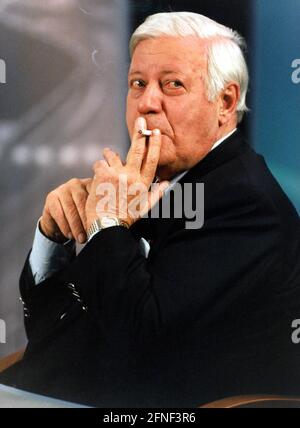 L'ex cancelliere tedesco Helmut Schmidt, SPD, fuma una sigaretta. [traduzione automatizzata] Foto Stock