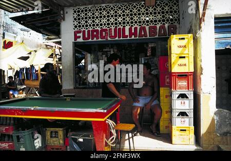 Un bar di strada con un tavolo da biliardo a Favela Rocinha, la più grande baraccopoli di Rio de Janeiro. [traduzione automatizzata] Foto Stock