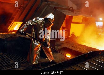 Lavoratori dell'altoforno "Schwelgern 1" durante la maschiatura ("Thyssen Krupp Stahl Duisburg"). (ID alternativo: 00015640) [traduzione automatica] Foto Stock