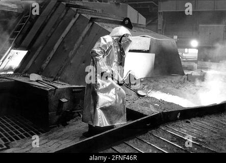 Lavoratori dell'altoforno "Schwelgern 1" durante la maschiatura ("Thyssen Krupp Stahl Duisburg"). [traduzione automatizzata] Foto Stock