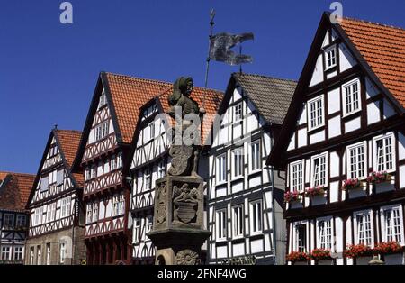 La pittoresca piazza del mercato nella cittadina medievale in legno di Fritzlar. [traduzione automatizzata] Foto Stock