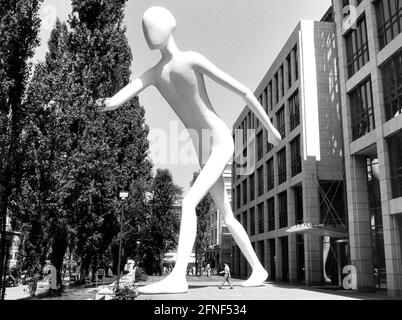 'Walking Man' di Jonathan Borofsky di fronte all'ingresso della compagnia di riassicurazione di Monaco a Leopoldstraße. [traduzione automatizzata] Foto Stock