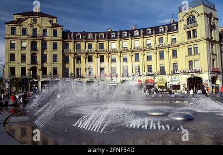 La fontana sulla Karlsplatz/Stachus a Monaco. [traduzione automatizzata] Foto Stock