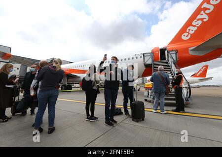 I passeggeri si preparano a salire a bordo di un volo easyJet per Faro, Portogallo, all'aeroporto di Gatwick, nel Sussex occidentale, dopo che il divieto di viaggiare per turismo internazionale per le persone in Inghilterra è stato revocato in seguito all'ulteriore allentamento delle restrizioni di blocco. Data immagine: Lunedì 17 maggio 2021. Foto Stock