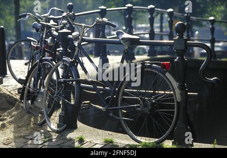 Biciclette olandesi nel centro di Amsterdam. [traduzione automatizzata] Foto Stock