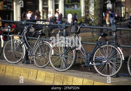 Biciclette olandesi nel centro di Amsterdam. [traduzione automatizzata] Foto Stock