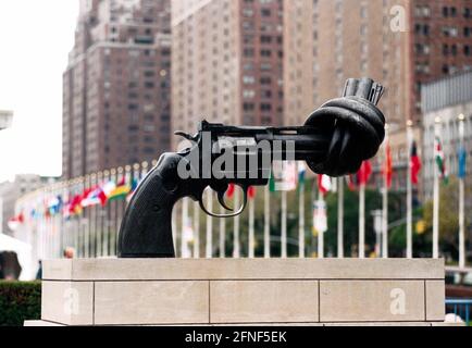 Il barile annodato di una pistola come simbolo di pace e non violenza di fronte alla sede delle Nazioni Unite a New York. [traduzione automatizzata] Foto Stock