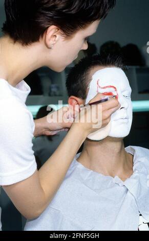 Studente della scuola di make-up dell'Accademia teatrale bavarese di Monaco, che ha formato una maschera Kabuki. [traduzione automatizzata] Foto Stock