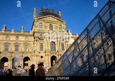 Il Louvre è un'opera importante del Rinascimento francese e del manierismo. Pierre Lescot costruì un palazzo rinascimentale per Francesco i dal 1546. Non fu fino al XVII secolo che il cortile interno ('Cour Carré') fu finito. Sotto Napoleone I. e Napoleone III il castello fu ulteriormente esteso. Nel 1793 il Louvre divenne un museo pubblico. L'ingresso principale al Louvre è attraverso la piramide di vetro alta 21 metri progettata dall'architetto Ieoh Ming Pei nel 1989 nella Cour Napoleon. [traduzione automatizzata] Foto Stock