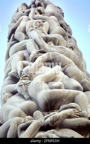 Le sculture monumentali del Frogner Park di Oslo sono il lavoro principale dello scultore norvegese Gustaf Vigeland (1869-1943). In oltre 30 anni di lavoro, creò numerose rappresentazioni di persone e animali in pietra, ferro e bronzo. [traduzione automatizzata] Foto Stock