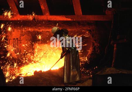 Produzione di acciaio presso la Thyssen Krupp Stahl AG di Duisburg. Una maschiatura avviene presso l'altoforno Schwelgern 1.n [traduzione automatizzata] Foto Stock