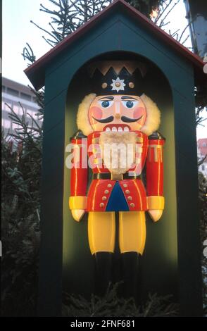 Un motivo di nutcracker al mercato di Natale di fronte Il municipio di Leipzig.nn [traduzione automatizzata] Foto Stock