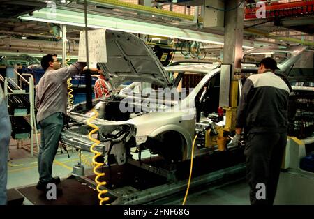 Produzione di automobili presso lo stabilimento Opel di Bochum: Il modello Zafira durante l'assemblaggio finale. [traduzione automatizzata] Foto Stock