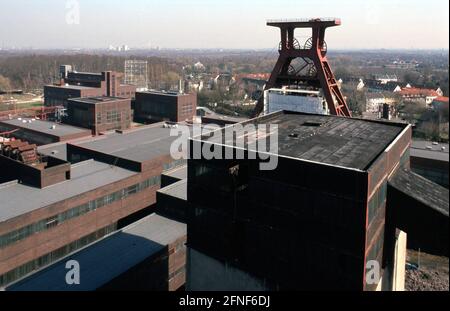 Zeche Zollverein Schacht 12 a Essen Katernberg, chiusa nel 1986. Da allora è stato utilizzato in vari modi, ad esempio come centro di progettazione della Renania Settentrionale-Vestfalia e come punto di ancoraggio della rotta della cultura industriale nella regione della Ruhr.n [traduzione automatizzata] Foto Stock