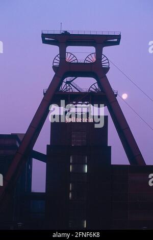 Zollverein Shaft XII ad Essen, collisioni disegnate dagli architetti Schupp e Kremmer. Commissionato nel 1932, chiuso nel 1986. Punto di ancoraggio del percorso del patrimonio industriale: [Traduzione automatizzata] Foto Stock